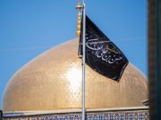 Santuario sagrado del Imam Rida (AS) cubierto de negro en vísperas del aniversario del martirio del Imam Hasan al-Askari (AS)