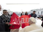 إهداء راية الإمام الحسين إلى البابا فرنسيس