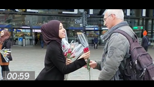 ویدئو / اهدای گل به مناسبت میلاد حضرت زهرا (س) توسط جوانان شیعه مرکز ایمان، روتردام هلند